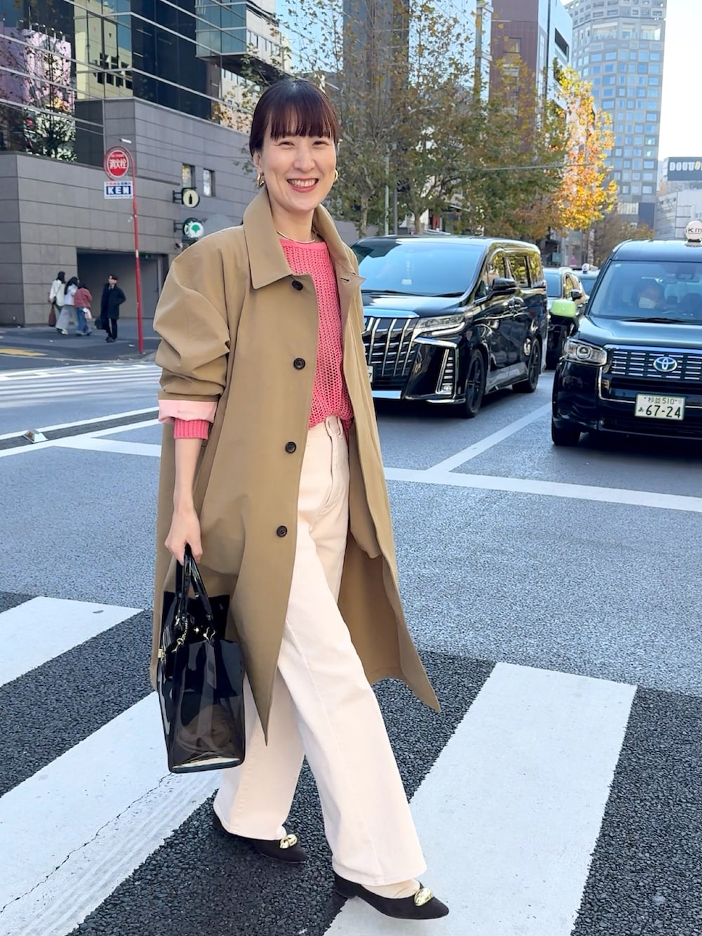 ピンク系のニット/セーター、ベージュ系のダッフルコート、ピンク系のデニムパンツを着用したレディースの冬コーディネートの2枚目の写真