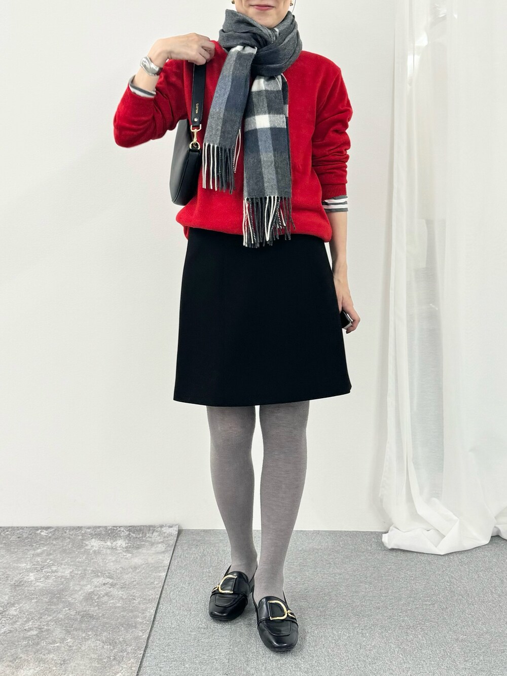 「赤ニット、クリスマスコーデ、チェック、チェックマフラー、ミニスカート、ショート丈、カラーコーデ、おでかけコーデ、クリスマスに着たい服、大人ガーリー、休日スタイル」｜「NOLLEY’Sの淡水バロックパール＆カラーストーンネックレス（ネックレス、レッド系）」を使った、yamaguchiさん（レディース・163cm）の冬コーディネートの6枚目の写真