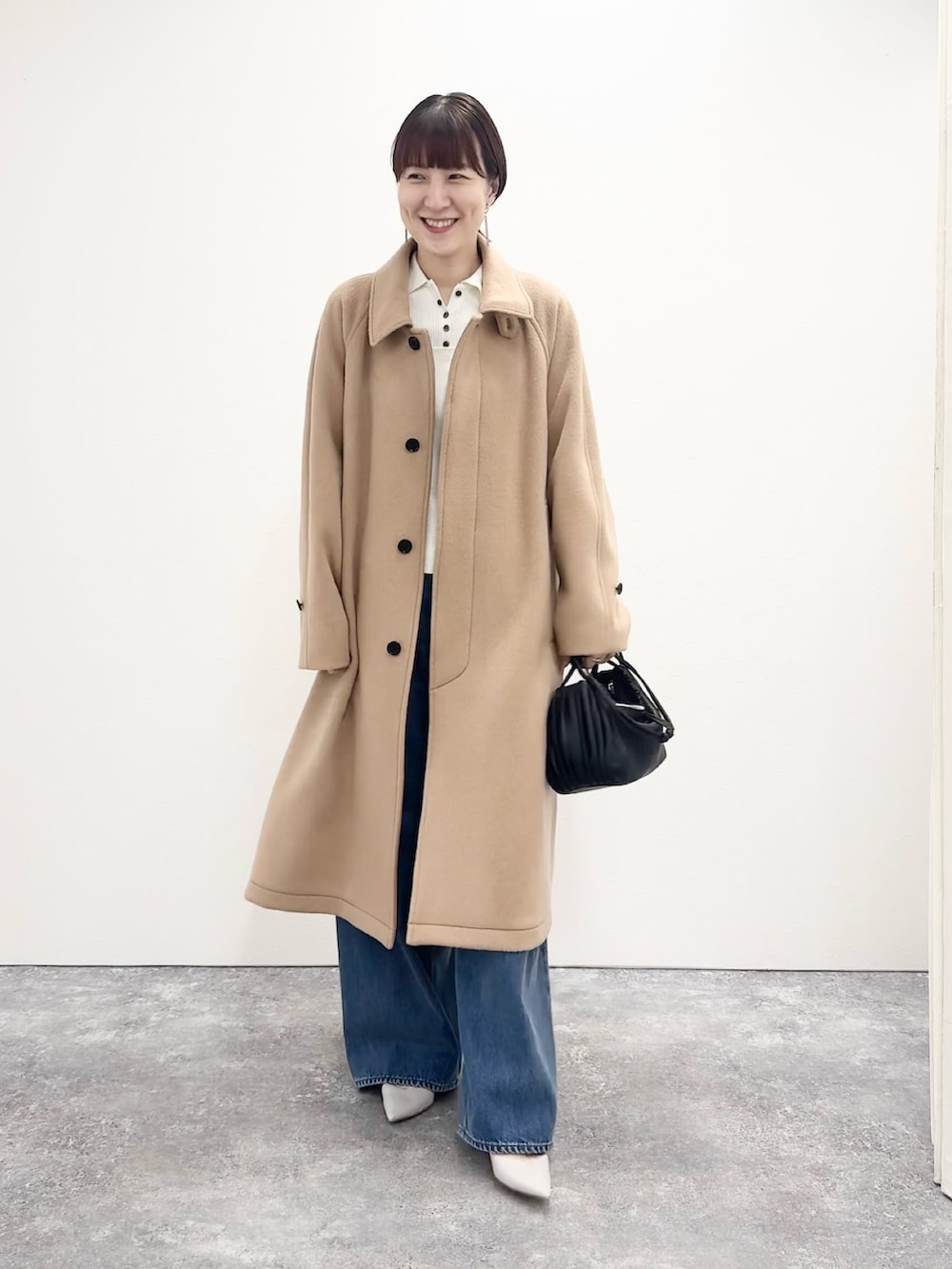 ブルー系のデニムパンツ、ホワイト系のカーディガン/ボレロ、イエロー系のトレンチコートを着用したレディースの夏コーディネートの8枚目の写真