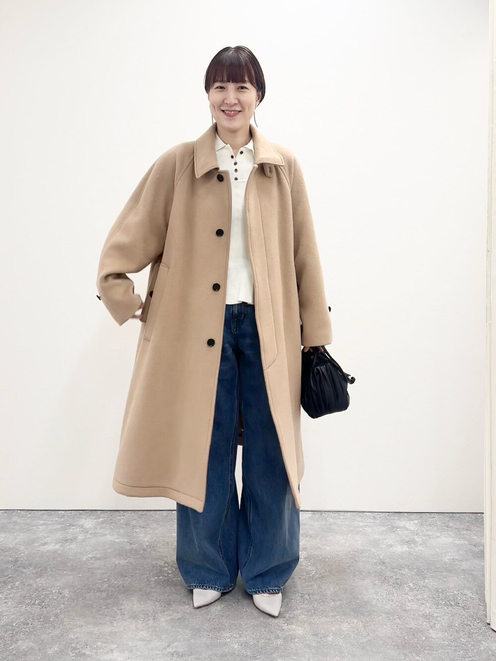 ブルー系のデニムパンツ、ホワイト系のカーディガン/ボレロ、イエロー系のトレンチコートを着用したレディースの夏コーディネートの9枚目の写真