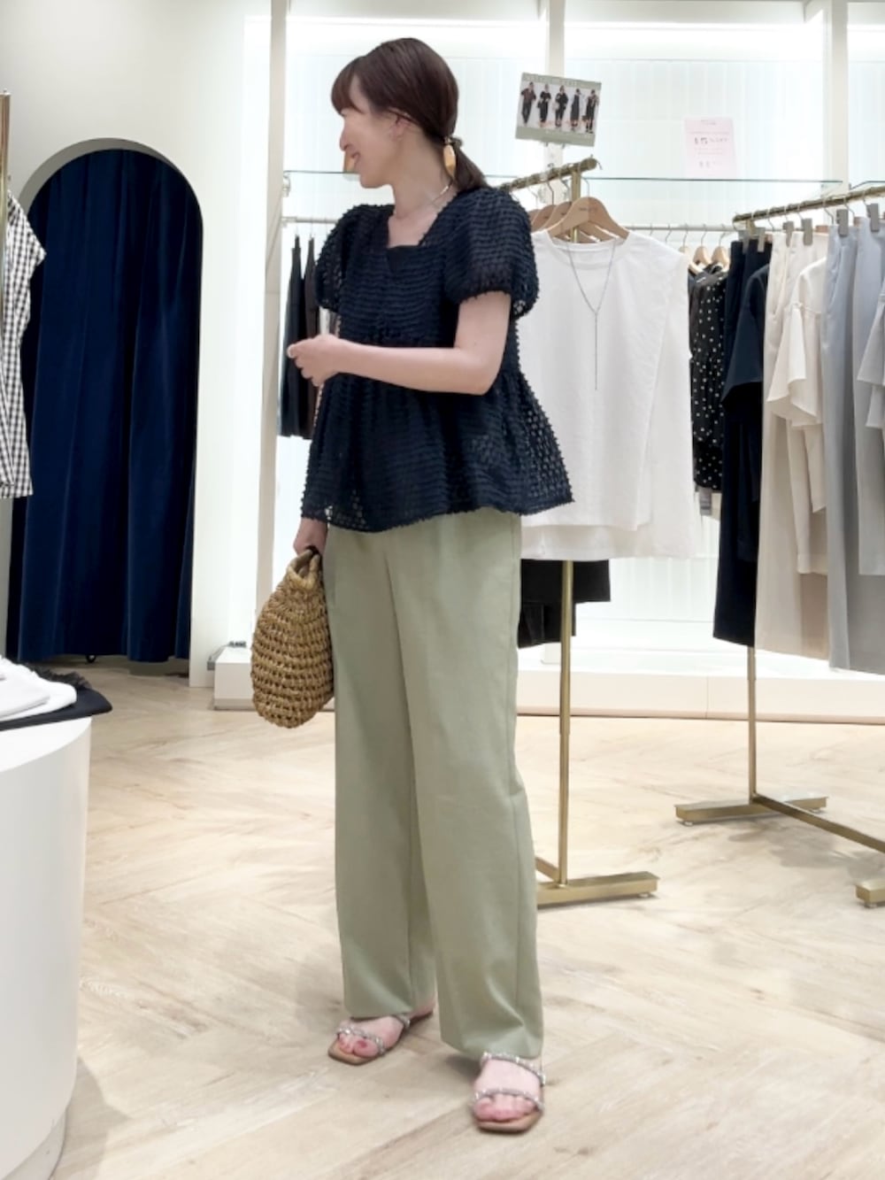 「ブラウス、ブラウスコーデ、ペプラム、ぺプラムトップス、ドット、パンツスタイル、パンツコーデ、パンツ、夏コーデ、きれいめカジュアル、シアートップス、お出かけコーデ、休日スタイル、夏服コーデ、シンプルスタイル」｜「grace grace の【grace grace/グラスグラス】ニュアンスG型イヤリング（イヤリング、ゴールド系）」を使った、yamaguchiさん（骨格ナチュラル・レディース・163cm）の夏コーディネートの6枚目の写真