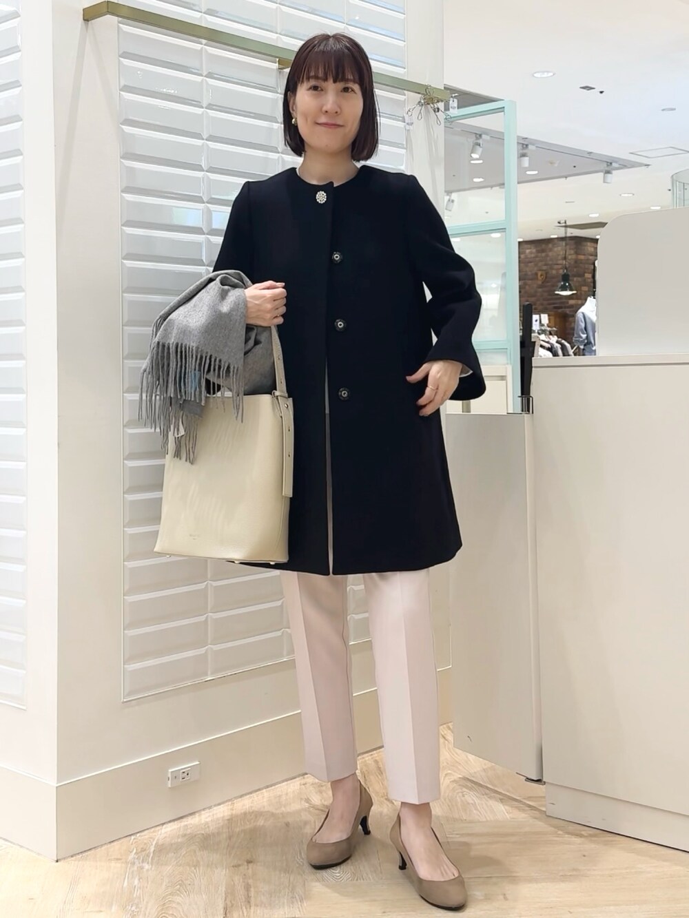 「コート、ロングコート、ショートコート、ノーカラーコート、冬コーデ、オフィスカジュアル、お出かけコーデ、冬アウター、カシミヤ、甘め、大人可愛い、結婚式、オケージョン、アウター、カシミヤマフラー」｜「NOLLEY’Sの《セットアップ対応》ウォッシャブルウール調スリムパンツ（その他パンツ、ピンク系）」を使った、yamaguchiさん（レディース・163cm）の秋コーディネートの6枚目の写真