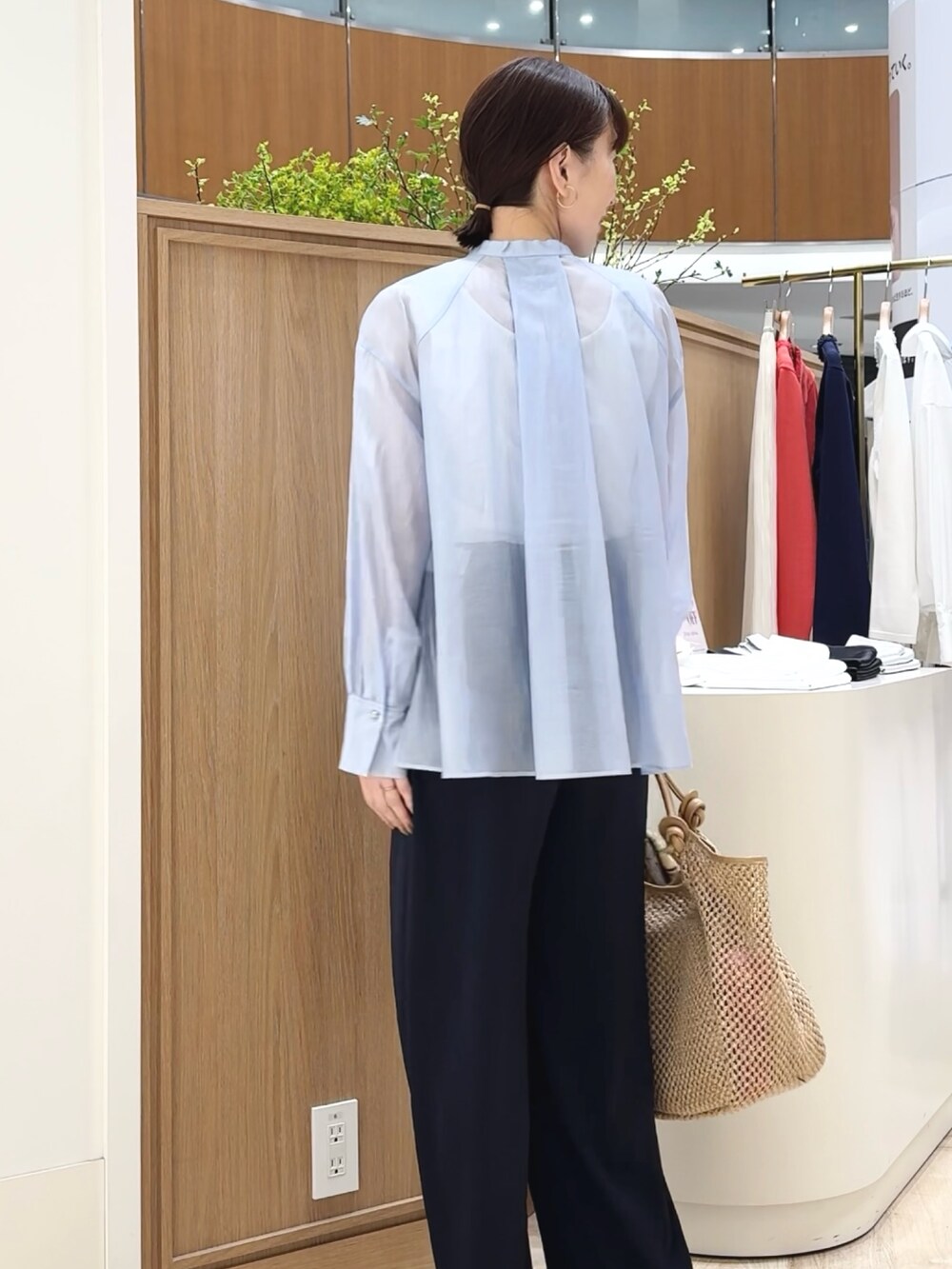 「かごバッグ、スカーフ、シアー、シアートップス、シアーシャツ、シャツ、シャツスタイル、シャツコーデ、シャツ/ブラウス、バンドカラーシャツ、爽やかコーデ、タンクトップ、初夏コーデ」｜「grace grace のニュアンスG型ピアス（ピアス（両耳用）、シルバー系）」を使った、yamaguchiさん（レディース・163cm）の春コーディネートの8枚目の写真