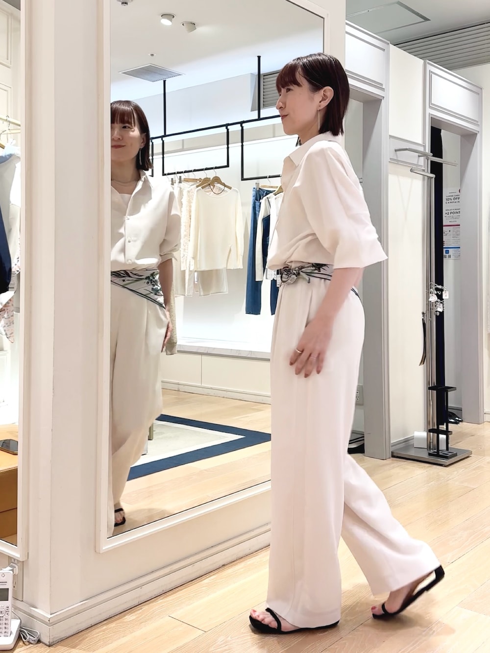 ホワイト系のシャツ/ブラウス、ホワイト系のキャミソール、ホワイト系のその他パンツを着用したレディースの春コーディネートの9枚目の写真