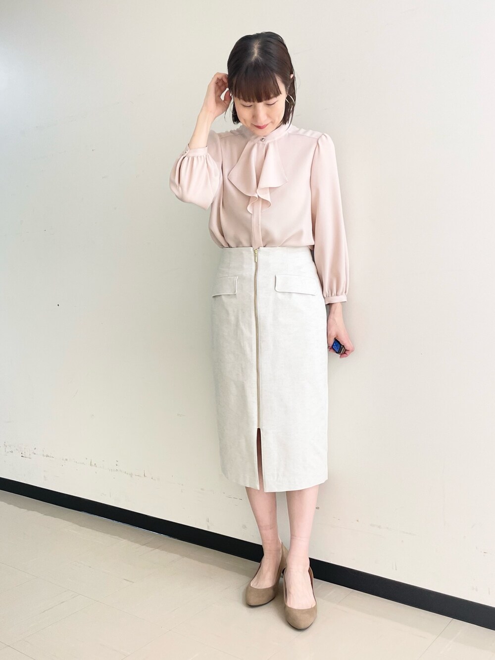 ベージュ系のスカート、ホワイト系のノーカラージャケット、ピンク系のシャツ/ブラウスを着用したレディースの春コーディネートの3枚目の写真