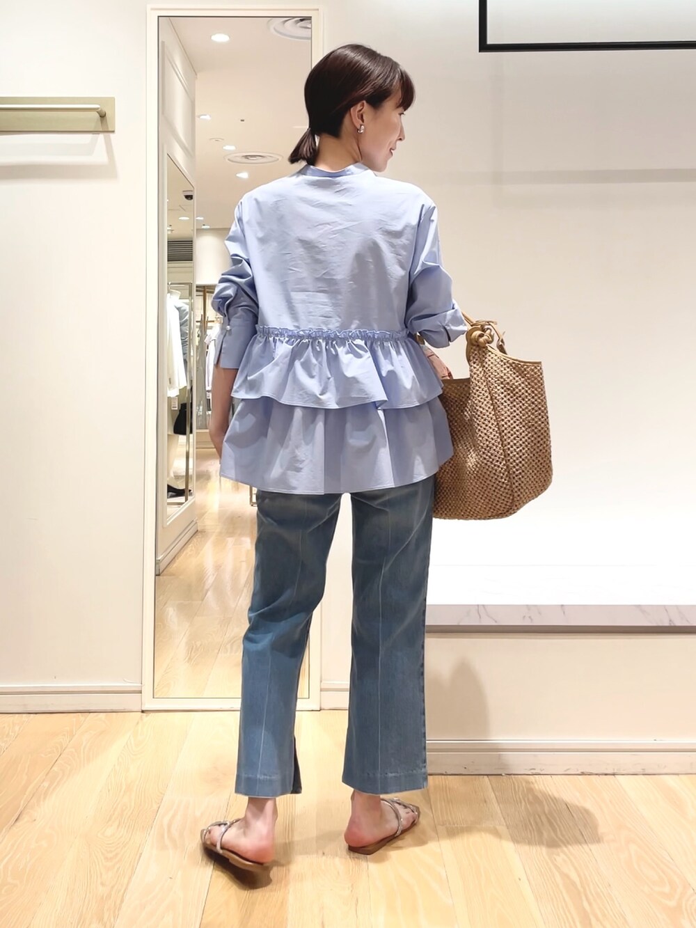 「ブラウス、ぺプラムトップス、ぺプラム、フリル、青シャツ、ワントーンコーデ、デニム、デニムパンツ、スカーフアレンジ、マニプリ、manipuri、お出かけコーデ、春のNewスタイル」|「NOLLEY’S Sophiのペプラムシャツブラウス(シャツ/ブラウス、ブルー系)」を使った、yamaguchiさん(レディース・163cm)の春コーディネートの8枚目の写真
