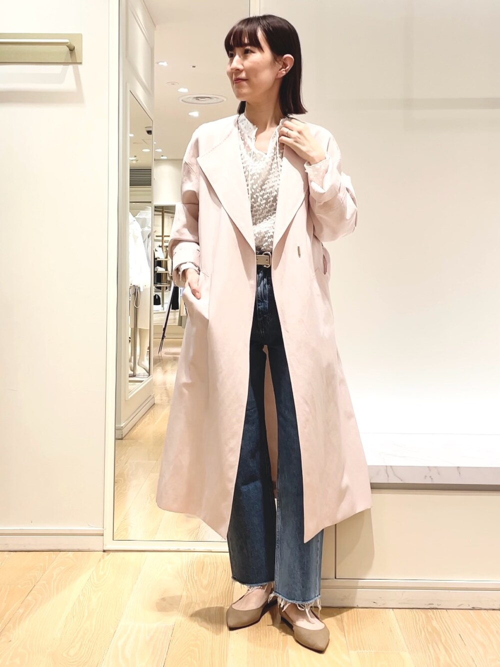 ベージュ系のニット/セーター、ピンク系のノーカラーコート、ホワイト系のシャツ/ブラウスを着用したレディースの春コーディネートの2枚目の写真