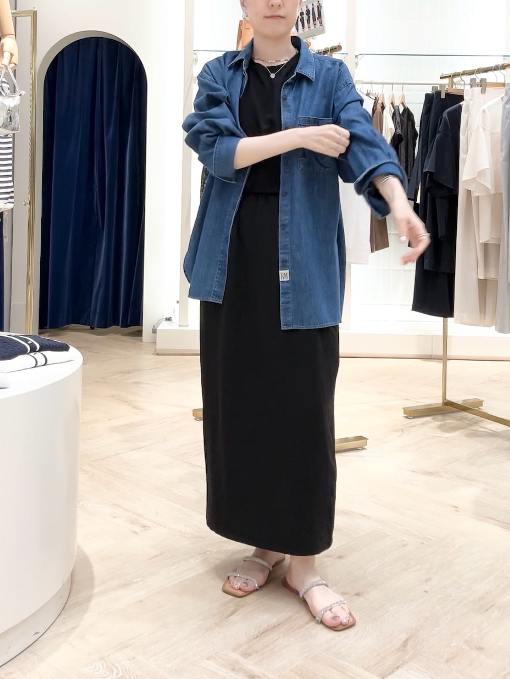 「デニムジャケット、デニムコーデ、デニム、デニムシャツ、シャツスタイル、シャツ、シャツコーデ、ブラックコーデ」｜「NOLLEY’Sの【松葉☆別注アイテム】《セットアップ対応》エアリージョーゼットイージータイトスカート（スカート、ブラック系）」を使った、yamaguchiさん（骨格ナチュラル・レディース・163cm）の夏コーディネートの4枚目の写真