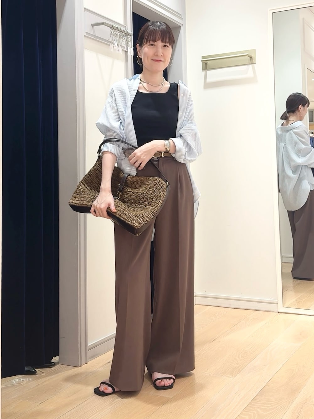 ブラウン系のその他パンツ、ブルー系のシャツ/ブラウス、ブラウン系のショルダーバッグを着用したレディースの夏コーディネートの8枚目の写真