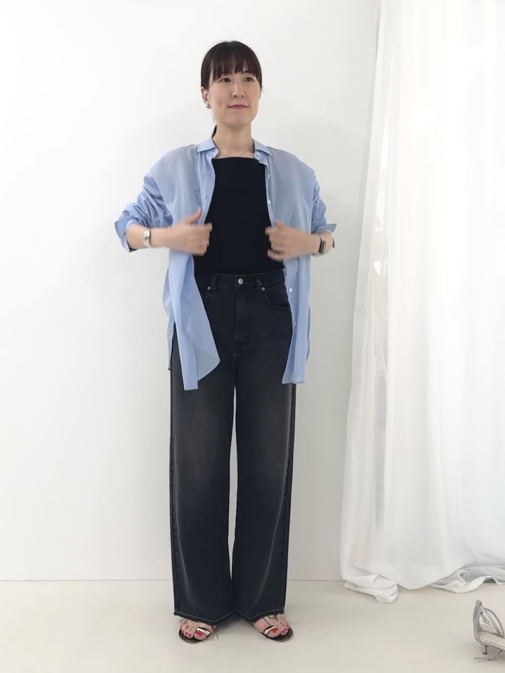 ブラック系のタンクトップ、ブルー系のシャツ/ブラウス、グレー系のデニムパンツを着用したレディースの夏コーディネートの6枚目の写真