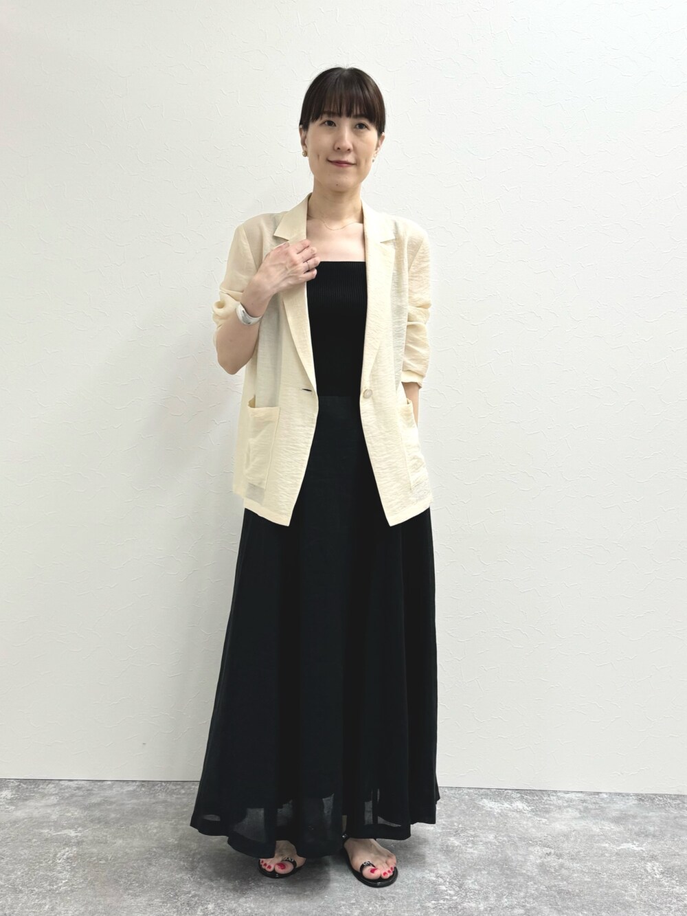 「ジャケット、ジャケットスタイル、シアーシャツ、シアー、モノトーン、きれいめカジュアル、シアートップス、シャツジャケット、大人可愛い、ヘアアレンジ、ヘアアクセ、ヘアクリップ、淡色コーデ」｜「FABIO RUSCONIの【FABIO RUSCONI/ファビオルスコーニ】PVCビジューサンダル（サンダル、ブラック系）」を使った、yamaguchiさん（レディース・163cm）の夏コーディネートの4枚目の写真
