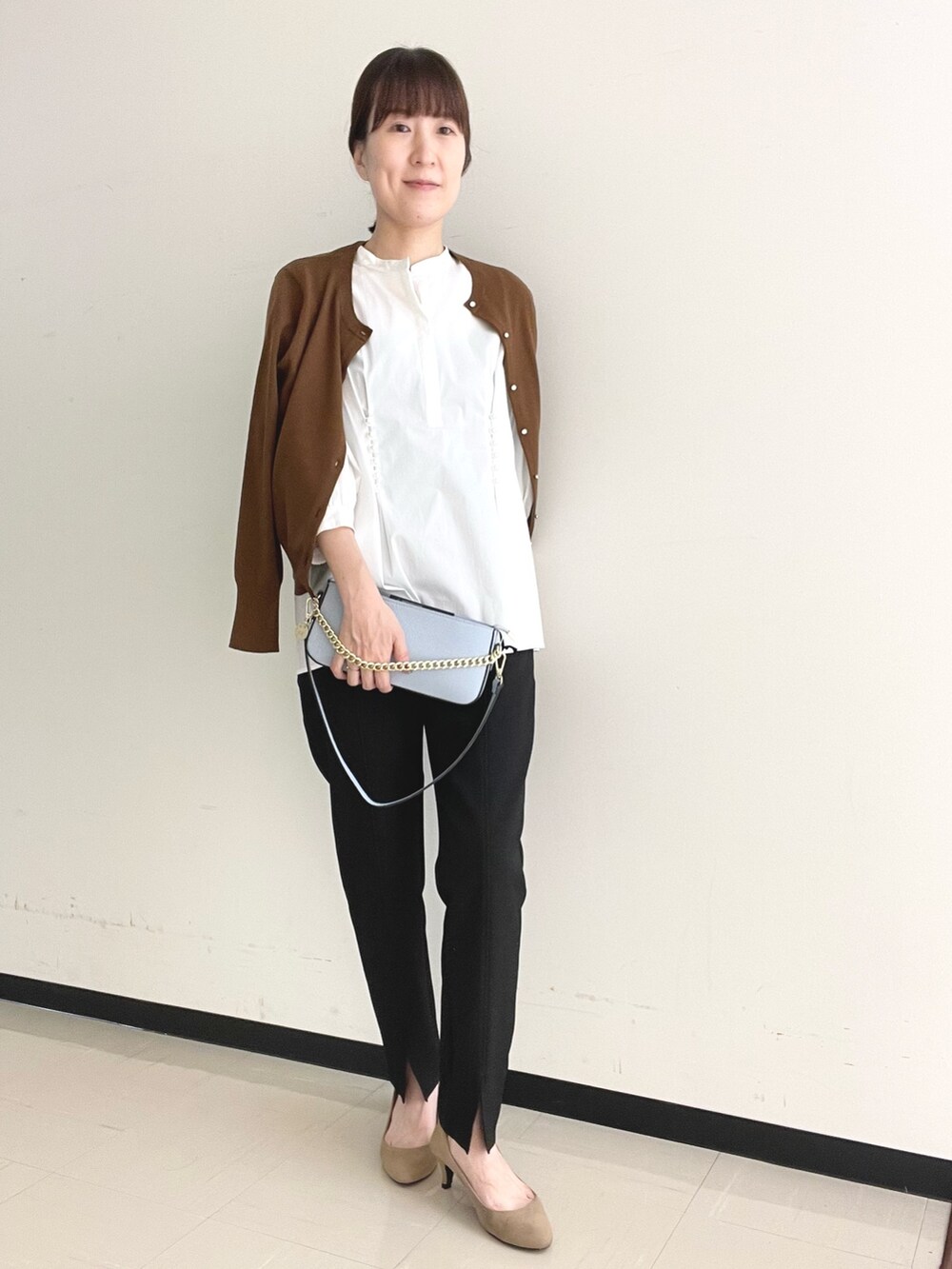 ブラック系のその他パンツ、ブルー系のショルダーバッグ、ホワイト系のシャツ/ブラウスを着用したレディースの秋コーディネートの2枚目の写真