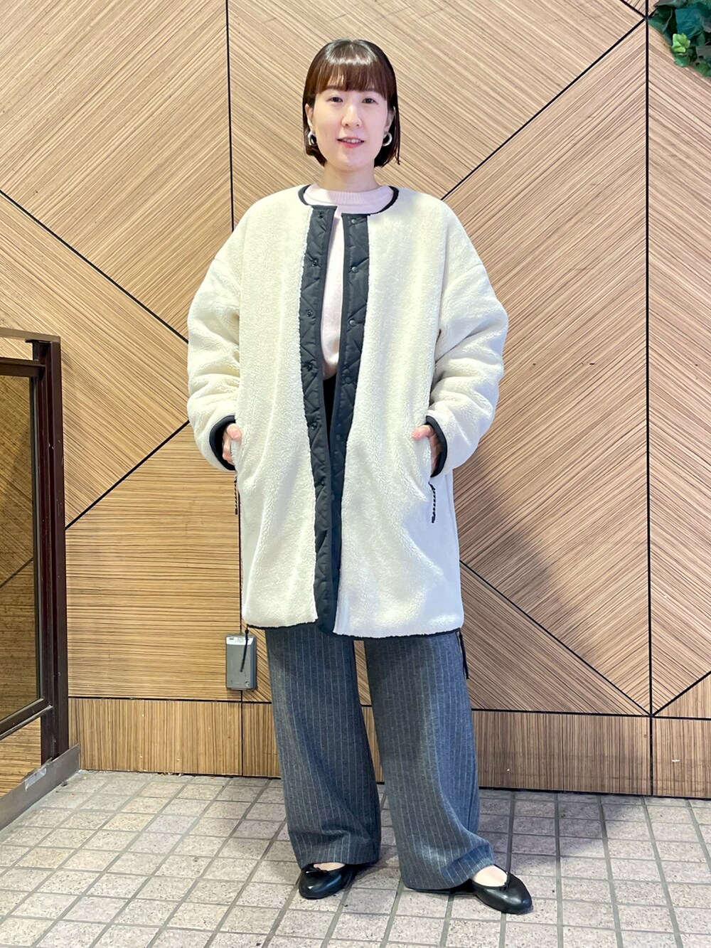 「アウター、コート、ダウンジャケット、ダウン、キルティング、リバーシブル、ボア、黒、パンツスタイル、ニット、冬コーデ、バレエシューズ」｜「TAIONの◇【WEB限定】【TAION/タイオン】ノーカラーボアコート(リバーシブル)（ダウンジャケット/コート、ホワイト系）」を使った、yamaguchiさん（レディース・163cm）の秋コーディネートの2枚目の写真