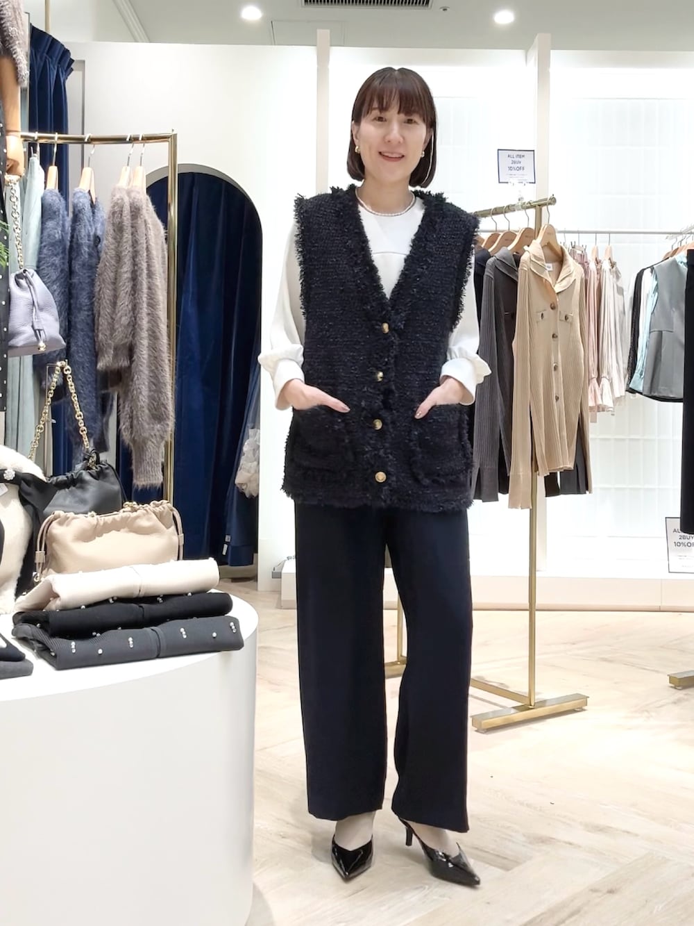 「ベスト、フリンジ、ジレ、ジレスタイル、ニットベスト、ツイード、ワントーンコーデ、フォーマル、フォーマル/セレモニー、セレモニーコーデ、オケージョン、お出かけコーデ、七五三、オフィスカジュアル、レイヤードスタイル」｜「NOLLEY’Sの《セットアップ対応》ウォッシャブルダブルクロスワイドパンツ（その他パンツ、ブルー系）」を使った、yamaguchiさん（レディース・163cm）の秋コーディネートの10枚目の写真