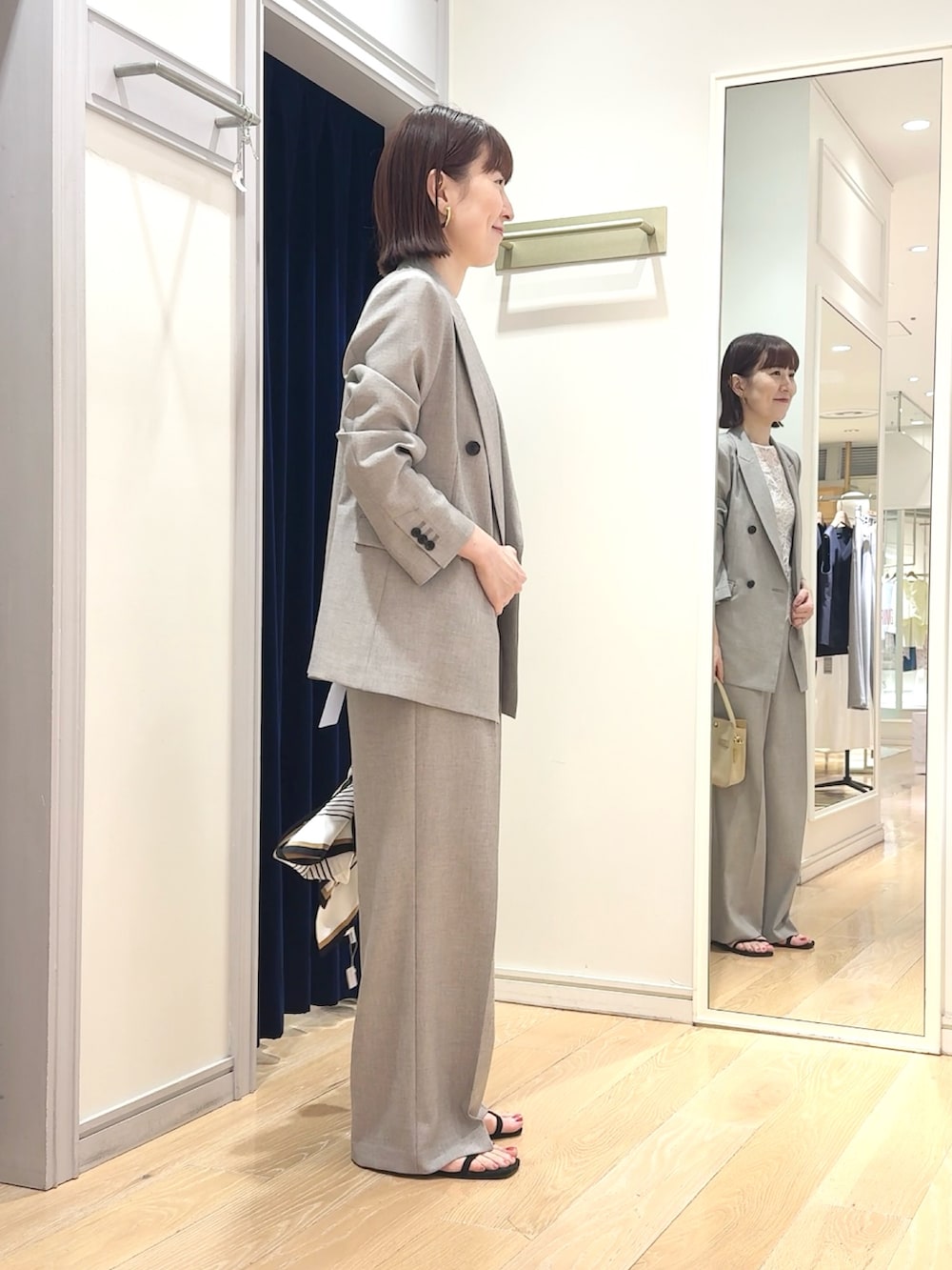 ベージュ系のトートバッグ、ベージュ系のその他パンツ、ベージュ系のテーラードジャケットを着用したレディースの春コーディネートの3枚目の写真