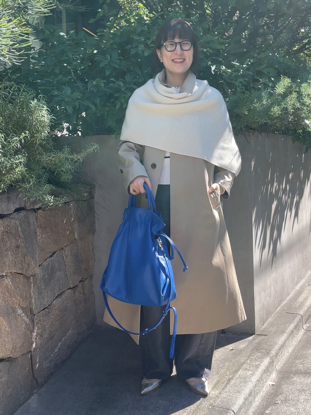 「メガネ女子、休日スタイル、秋冬コーデ、デニム、ビッグシルエット、コート、ポンチョ、バルマカーンコート、ステンカラーコート、トレンチコート、レイヤードスタイル、ベージュ、ベージュコート」|「NOLLEY’SのNMPバルマカンコート(その他アウター、ベージュ系)」を使った、yamaguchiさん(レディース・163cm)の秋コーディネートの4枚目の写真