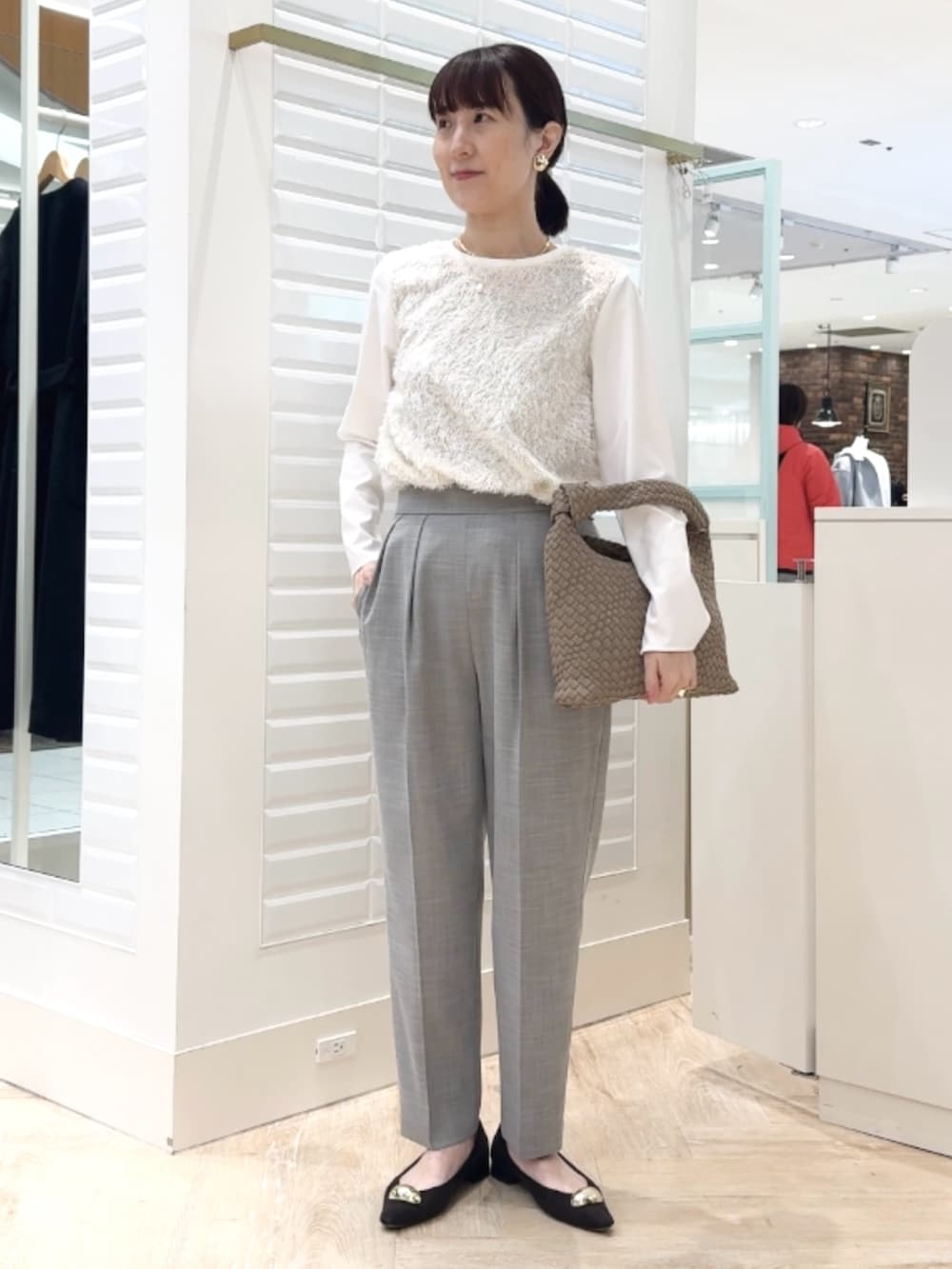 グレー系のその他パンツ、ホワイト系のシャツ/ブラウス、グレー系のショルダーバッグを着用したレディースの冬コーディネートの2枚目の写真