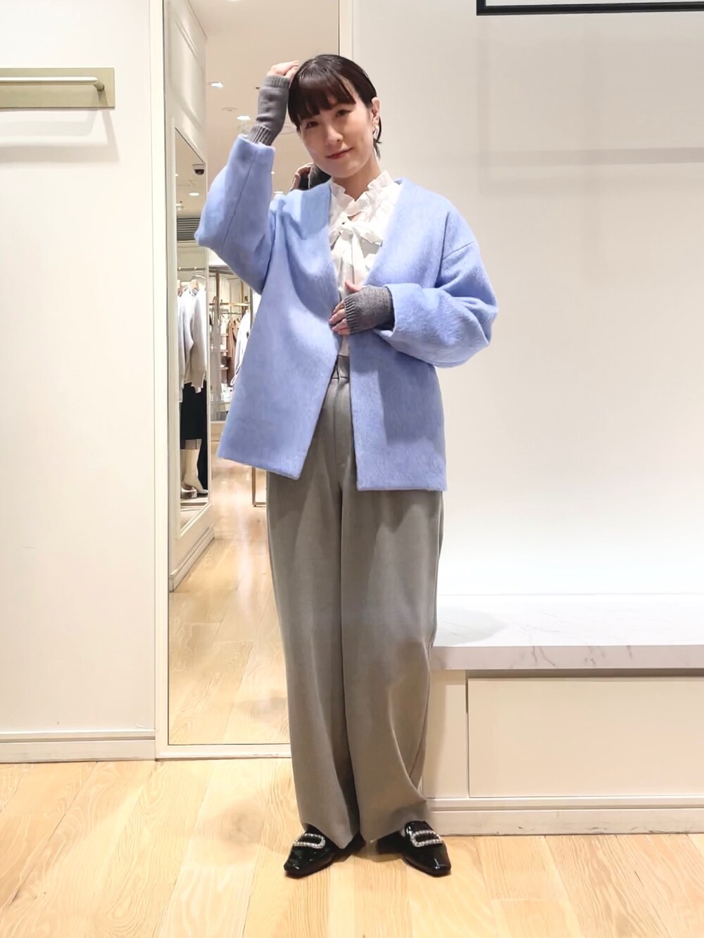 グレー系のその他パンツ、ブルー系のその他アウター、ホワイト系のシャツ/ブラウスを着用したレディースの秋コーディネートの9枚目の写真