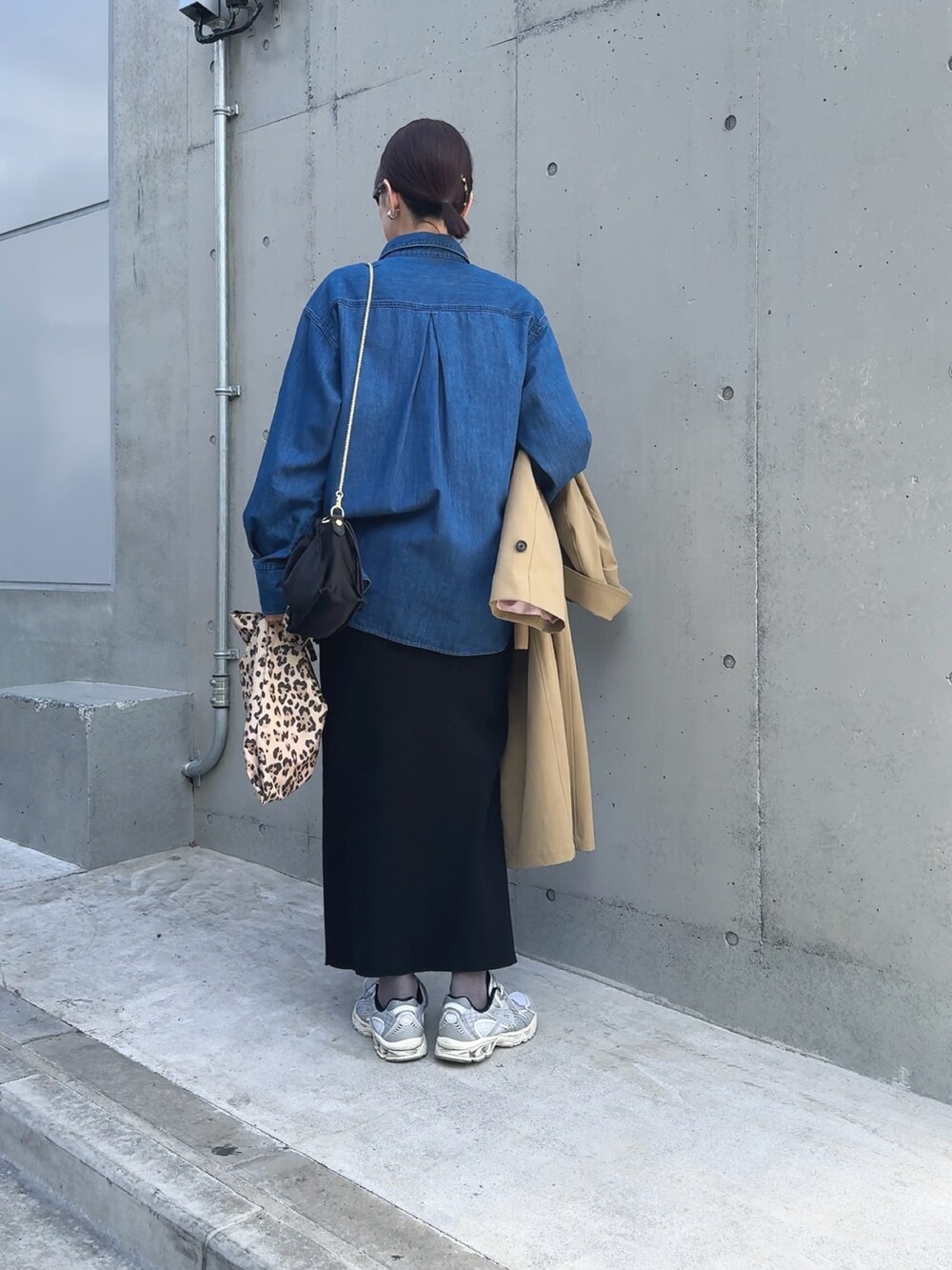 「メガネ女子、デニムコーデ、ニットスカート、スカートスタイル、スカート、スニーカーコーデ、スニーカー、シャツスタイル、レイヤード、レイヤードスタイル、ストライプシャツ、ストライプ、レオパード、ひょう柄」|「Rie Millerの【RM denim】刺繍入りビッグデニムシャツ(シャツ/ブラウス、ブルー系)」を使った、yamaguchiさん(レディース・163cm)の冬コーディネートの2枚目の写真