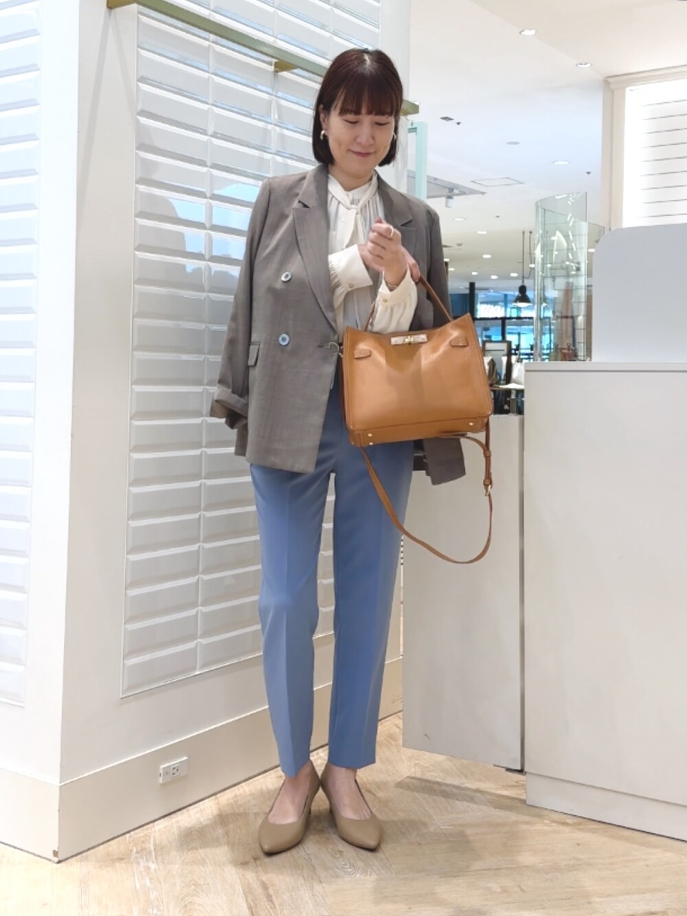 ブルー系のその他パンツ、イエロー系のショルダーバッグ、ブラウン系のテーラードジャケットを着用したレディースの秋コーディネートの3枚目の写真