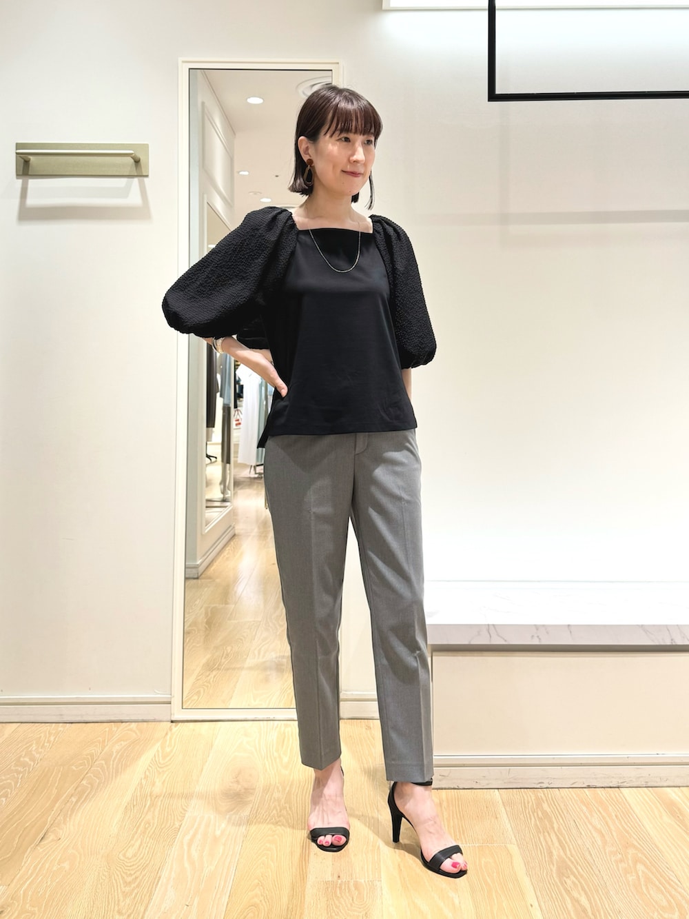 「モノトーン、パフスリーブ、ブラック、パンツスタイル、グレーパンツ、オフィスカジュアル、オフィススタイル、オフィスコーデ、クロップドパンツ、お仕事コーデ、ワントーンコーデ、ブラックコーデ、きちんとスタイル、袖ボリューム、ボリューム袖」｜「NOLLEY’Sの【grace grace/グラスグラス】10Kペタルチェーンミディアムネックレス（60㎝）（ネックレス、ゴールド系）」を使った、yamaguchiさん（レディース・163cm）の夏コーディネートの6枚目の写真