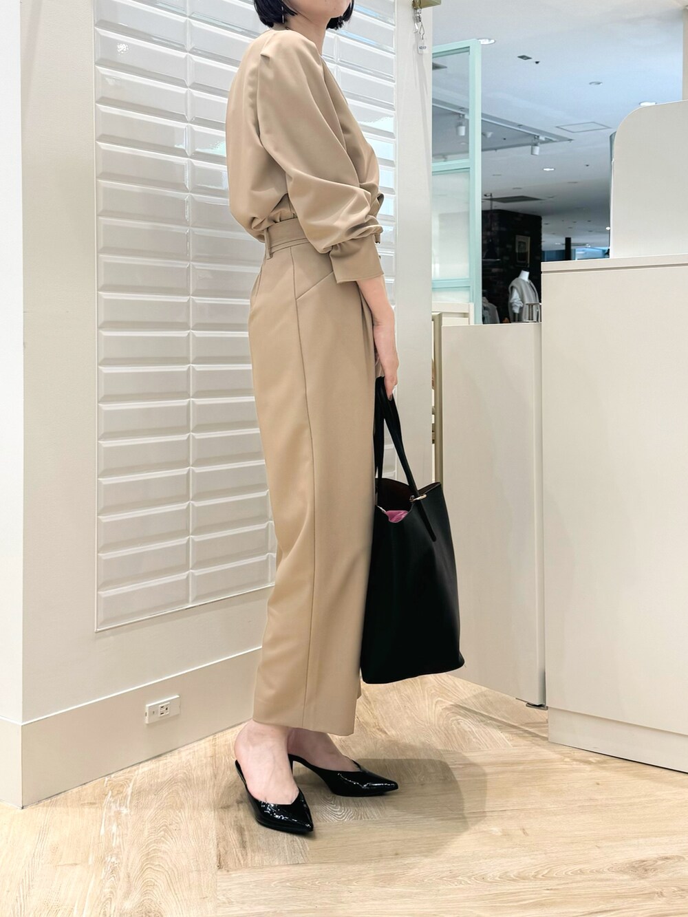 ブラック系のショルダーバッグ、ベージュ系のその他パンツ、ベージュ系のシャツ/ブラウスを着用したレディースの秋コーディネートの7枚目の写真