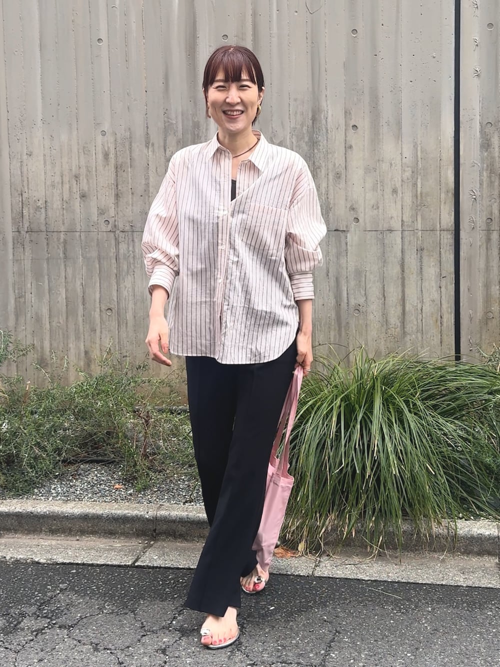 ピンク系のシャツ/ブラウス、ベージュ系のショルダーバッグ、ピンク系のバックパック/リュックを着用したレディースの春コーディネートの7枚目の写真