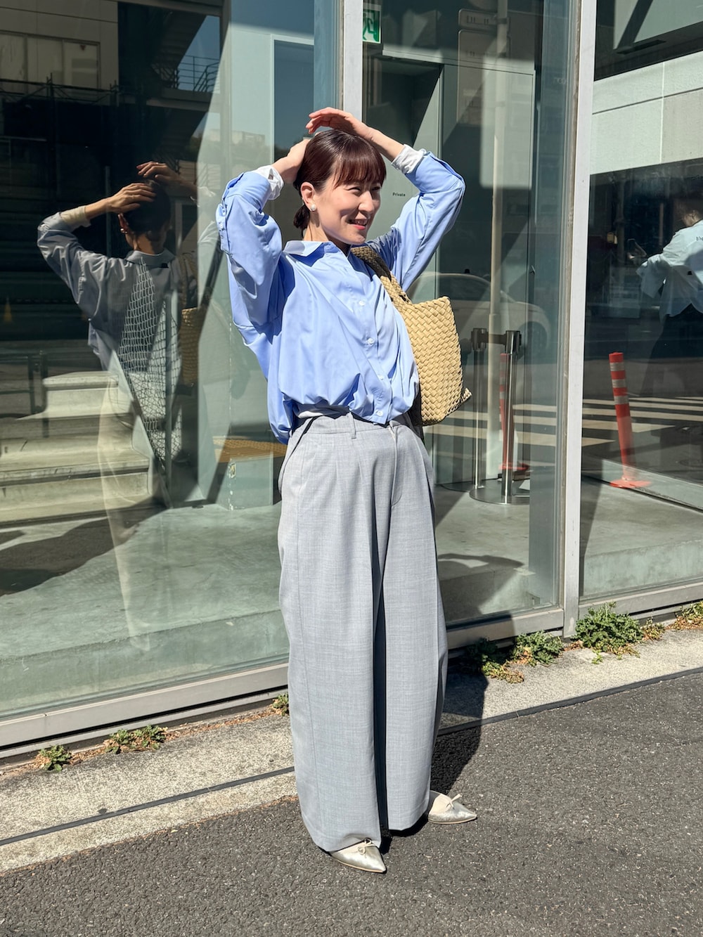 「シャツスタイル、シャツ、シャツコーデ、シャツ好き集まれ、青シャツ、ショート丈、パンツスタイル、パンツコーデ、サロペット、メッシュバッグ、メッシュ、スカーフ、マニプリ」｜「NOLLEY’Sの《オールシーズン対応》ウォッシャブルHandsomeサスペンダー2WAYパンツ（その他パンツ、グレー系）」を使った、yamaguchiさん（レディース・163cm）の春コーディネートの5枚目の写真