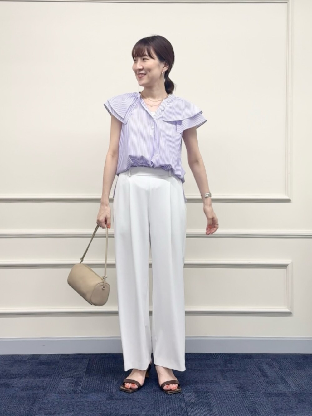 パープル系のシャツ/ブラウス、ベージュ系のショルダーバッグ、ホワイト系のその他パンツを着用したレディースの夏コーディネートの3枚目の写真