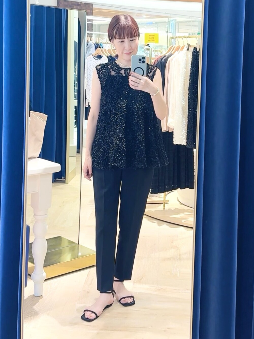 ブラック系のその他パンツ、ブラック系のシャツ/ブラウス、ブラウン系のバレッタ/ヘアクリップを着用したレディースの夏コーディネートの6枚目の写真