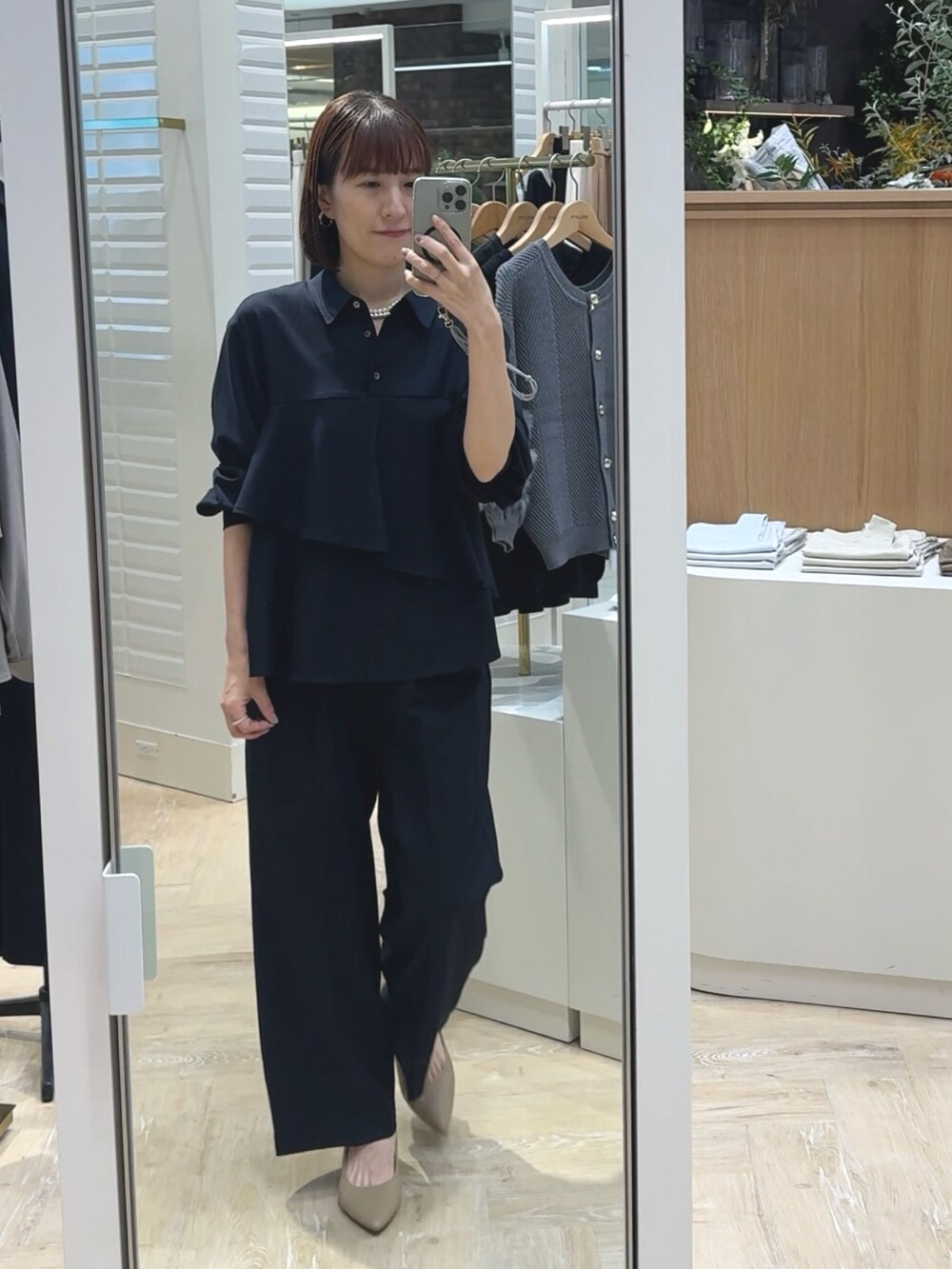 ブルー系のその他パンツ、ブラウン系のショルダーバッグ、ブルー系のシャツ/ブラウスを着用したレディースの秋コーディネートの4枚目の写真