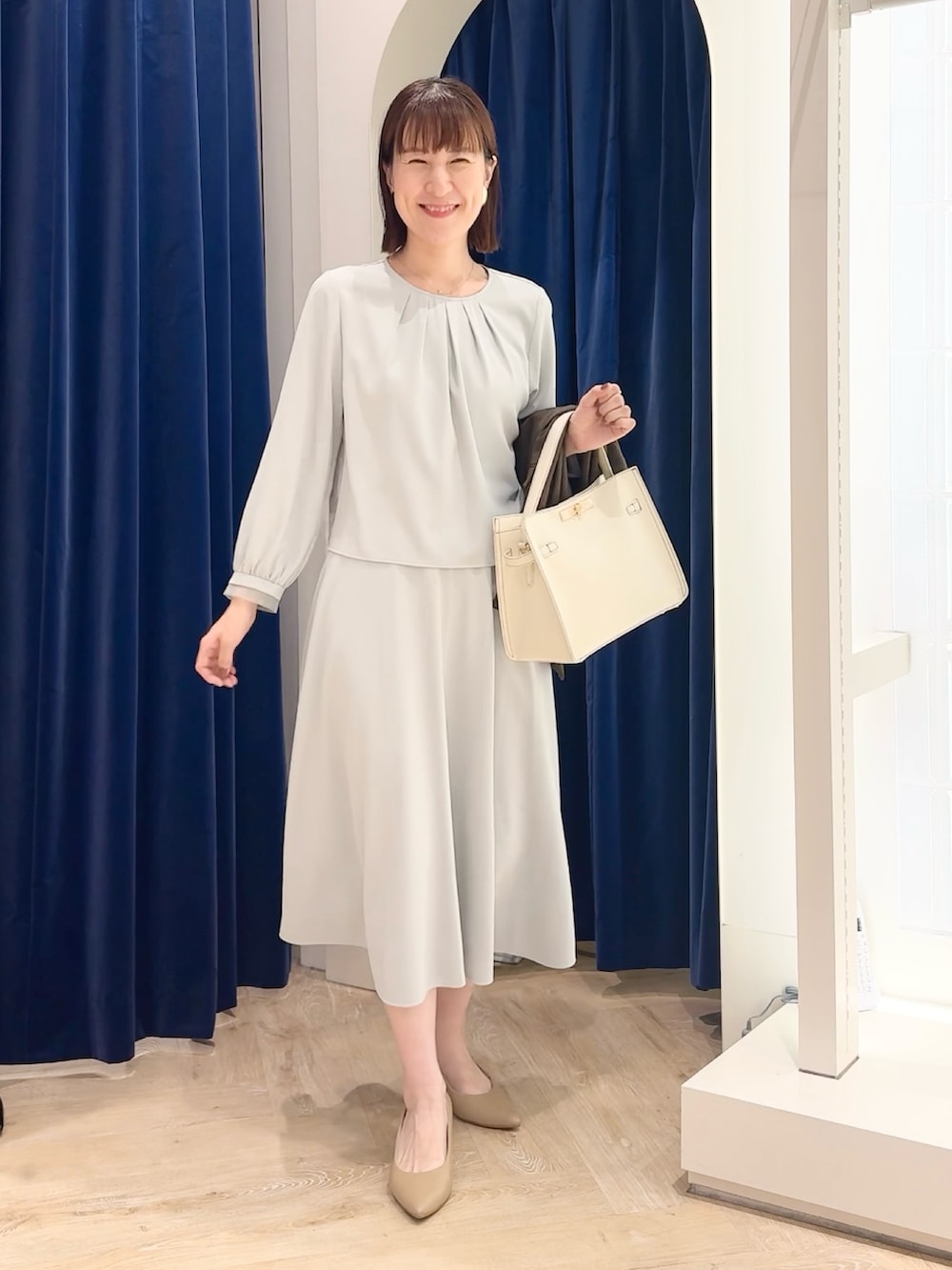 ブルー系のスカート、ブルー系のシャツ/ブラウス、ホワイト系のショルダーバッグを着用したレディースの秋コーディネートの7枚目の写真
