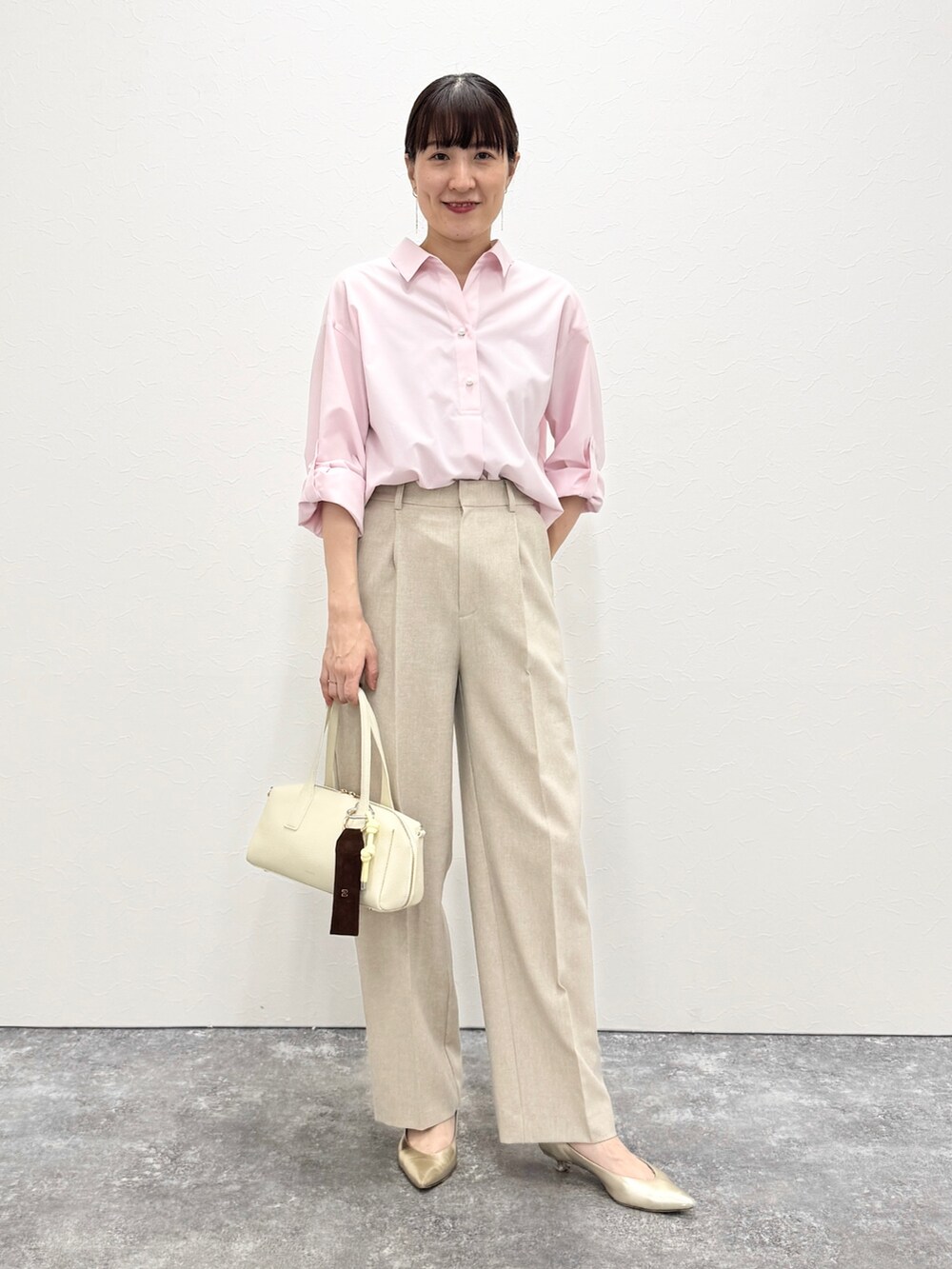 ホワイト系のボストンバッグ、ベージュ系のその他パンツ、ピンク系のシャツ/ブラウスを着用したレディースの冬コーディネートの2枚目の写真