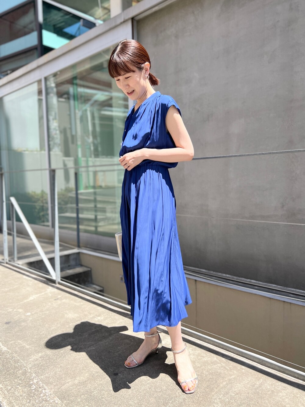 ホワイト系のトートバッグ、ブルー系のワンピース、ホワイト系のサンダルを着用したレディースの春コーディネートの10枚目の写真