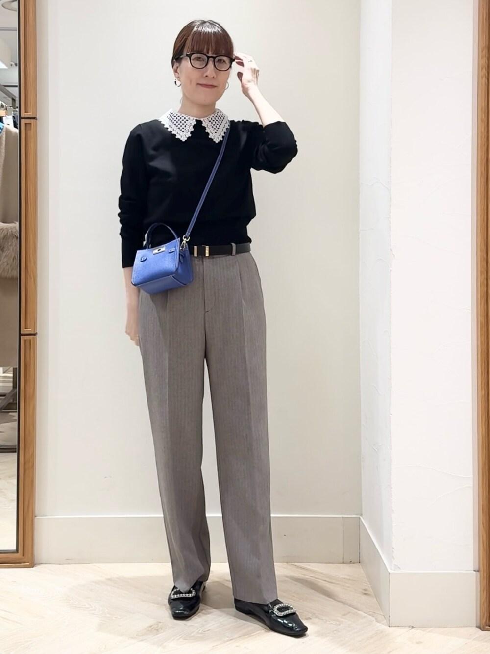 ブラウン系のその他パンツ、ブルー系のショルダーバッグ、ブラック系のニット/セーターを着用したレディースの秋コーディネートの3枚目の写真