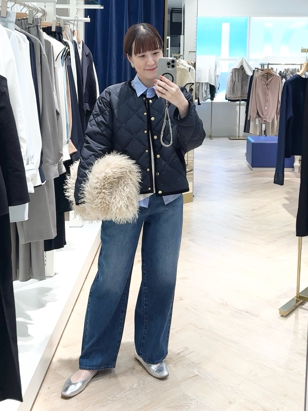 ブルー系のダウンジャケット/コート、ブルー系のデニムパンツ、ブルー系のシャツ/ブラウスを着用したレディースの秋コーディネートの7枚目の写真