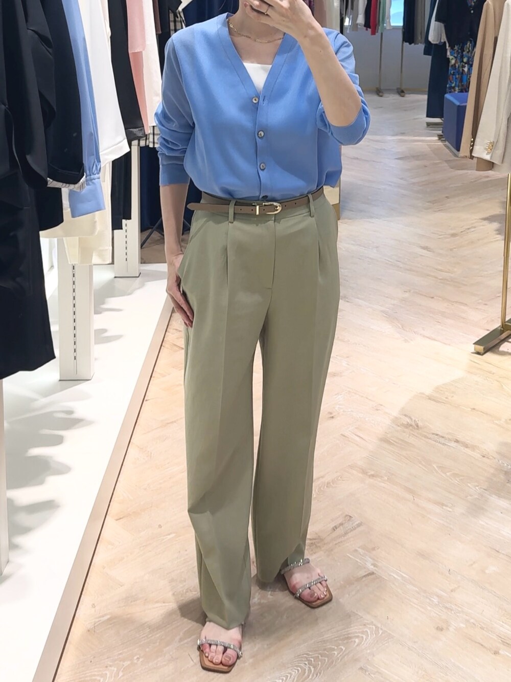 「カーディガン、カーディガンコーデ、シアー、シアートップス、シアーニット、ワイドパンツ、パンツスタイル、パンツ、パンツコーデ、夏服、夏服コーデ、お仕事コーデ、ブルーコーデ、ブルべ夏」|「NOLLEY’Sの【PR林☆別注カラーあり】ウォッシャブルツイルストレッチ愛されワイドパンツ(その他パンツ、グリーン系)」を使った、yamaguchiさん(レディース・163cm)の春コーディネートの5枚目の写真