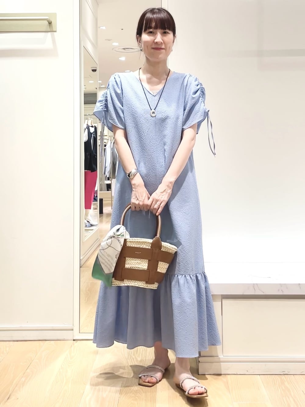 ブルー系のワンピース、グリーン系のバンダナ/スカーフ、ゴールド系のイヤリングを着用したレディースの春コーディネートの10枚目の写真