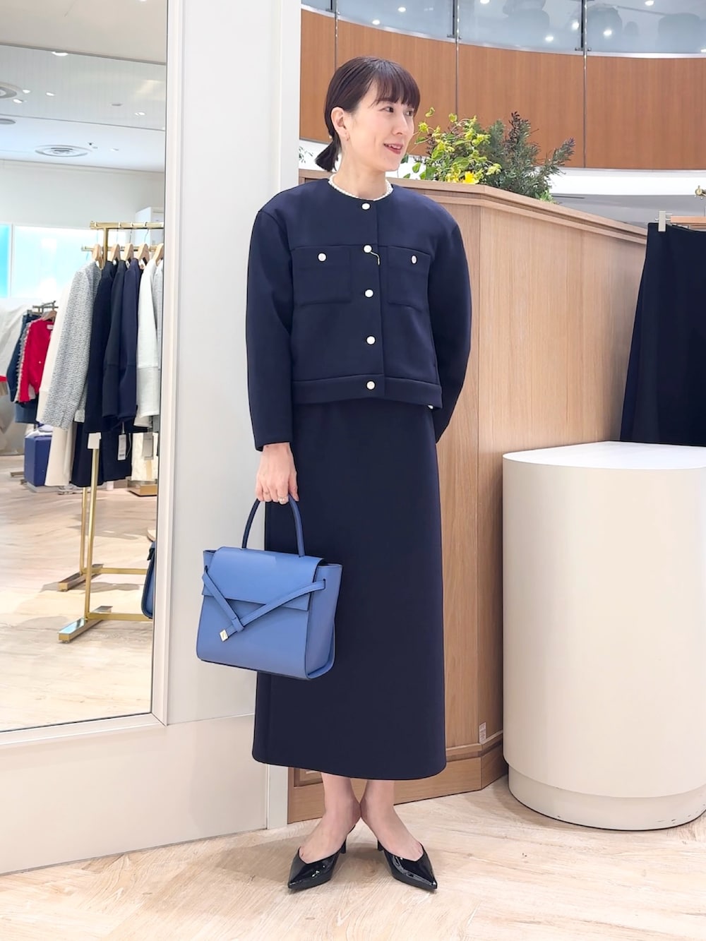 「シンプル、オトナ女子、通勤コーデ、セレモニーコーデ、大人ファッション、セットアップ、入学式、卒業式、オケージョン、スーツ、スーツスタイル、ネイビー、タイトスカート」｜「NOLLEY’Sのクロスベルトカブセバッグ（ショルダーバッグ、ブルー系）」を使った、yamaguchiさん（レディース・163cm）の冬コーディネートの2枚目の写真