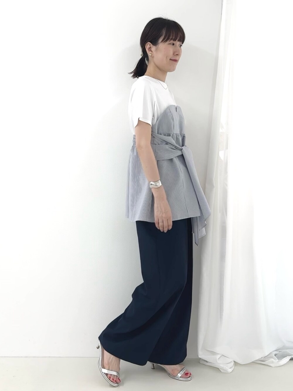 シルバー系のサンダル、ブルー系のその他パンツ、ブルー系のTシャツ/カットソーを着用したレディースの夏コーディネートの2枚目の写真