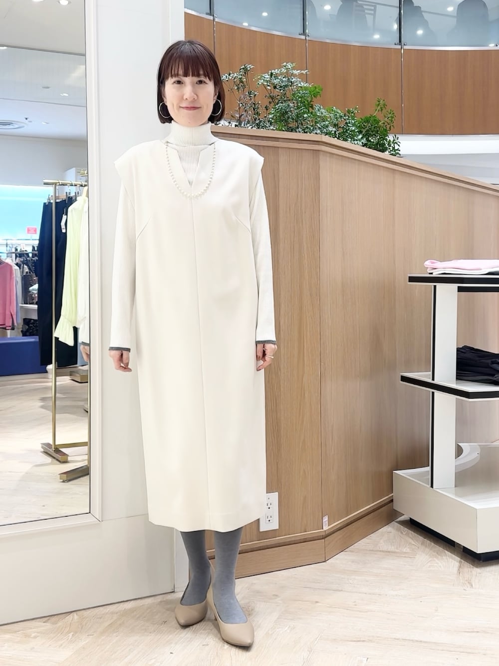 ホワイト系のその他トップス、ホワイト系のワンピース、ホワイト系のネックレスを着用したレディースの冬コーディネートの9枚目の写真