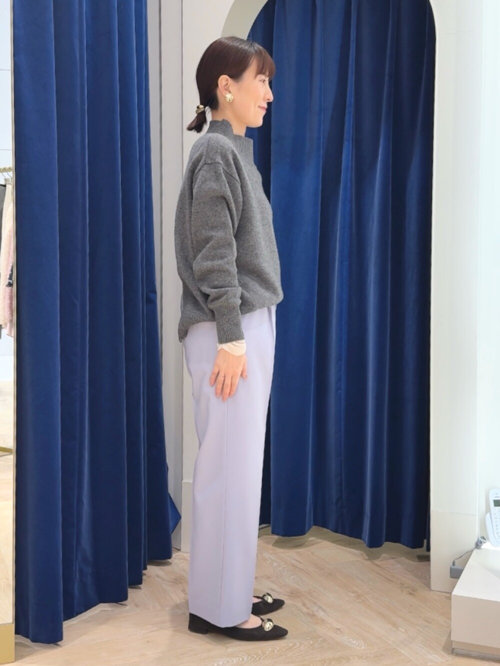 グレー系のニット/セーター、パープル系のその他パンツ、ホワイト系のTシャツ/カットソーを着用したレディースの冬コーディネートの5枚目の写真