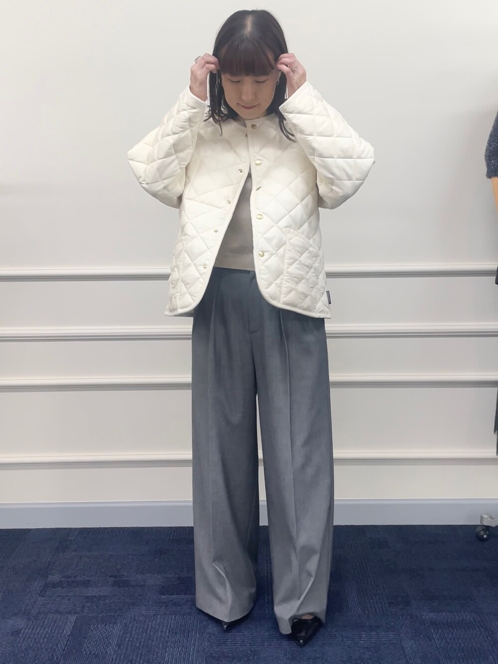「アウター、ジャケット、キルティング、キルティングジャケット、トラディショナルウェザーウエア、Traditional Weatherwear、ラベンハム、ワイドパンツ、休日スタイル、ショートコート、淡色コーデ、あったかコーデ」｜「NOLLEY’Sの◇【WEB限定】ウォッシャブルハイスペックギャバジン2タックワイドパンツ（その他パンツ、グレー系）」を使った、yamaguchiさん（レディース・163cm）の秋コーディネートの4枚目の写真