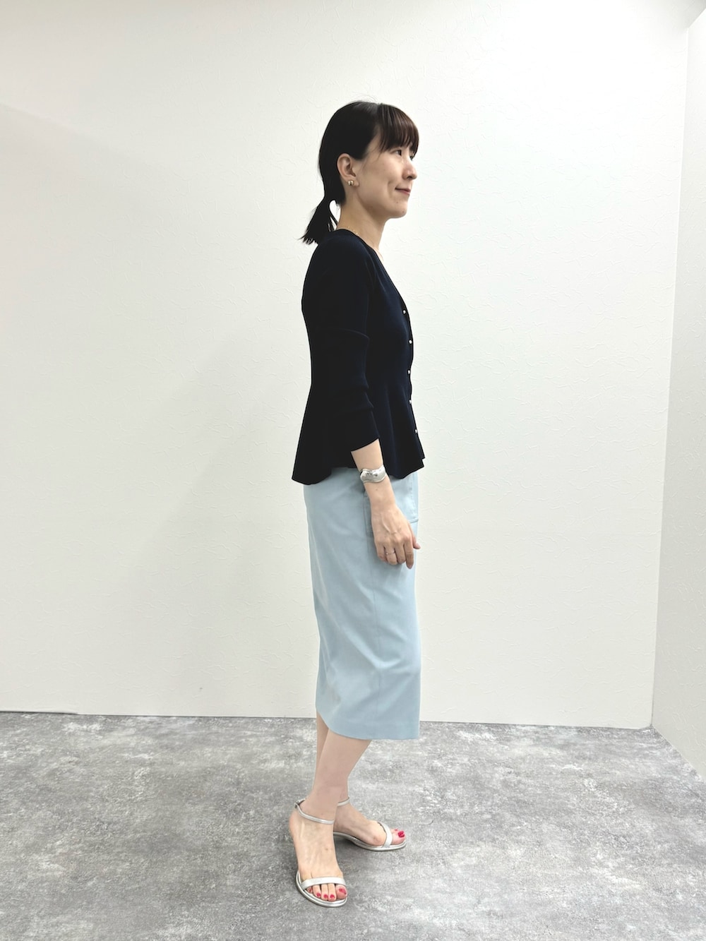 ブルー系のカーディガン/ボレロ、ブルー系のスカート、シルバー系のサンダルを着用したレディースの夏コーディネートの4枚目の写真