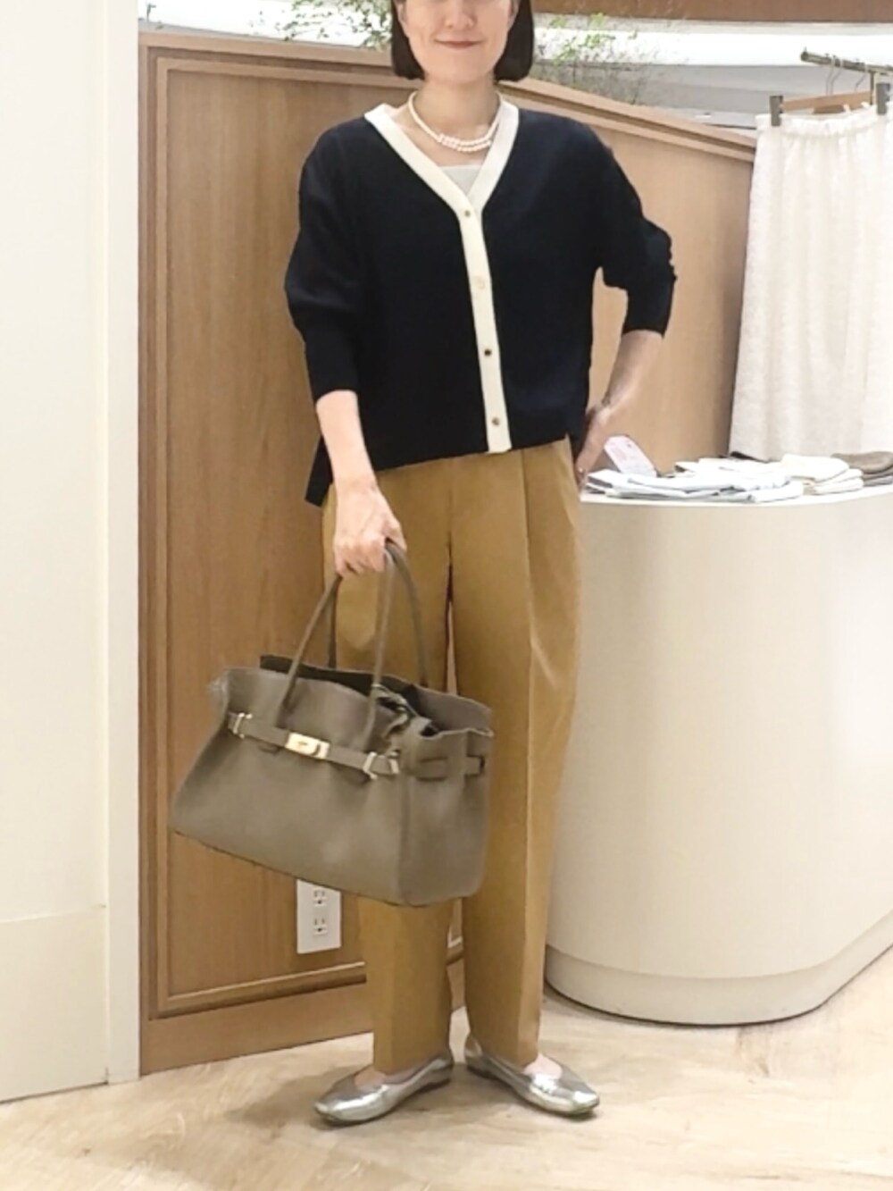 ブルー系のカーディガン/ボレロ、イエロー系のその他パンツ、ベージュ系のトートバッグを着用したレディースの秋コーディネートの5枚目の写真