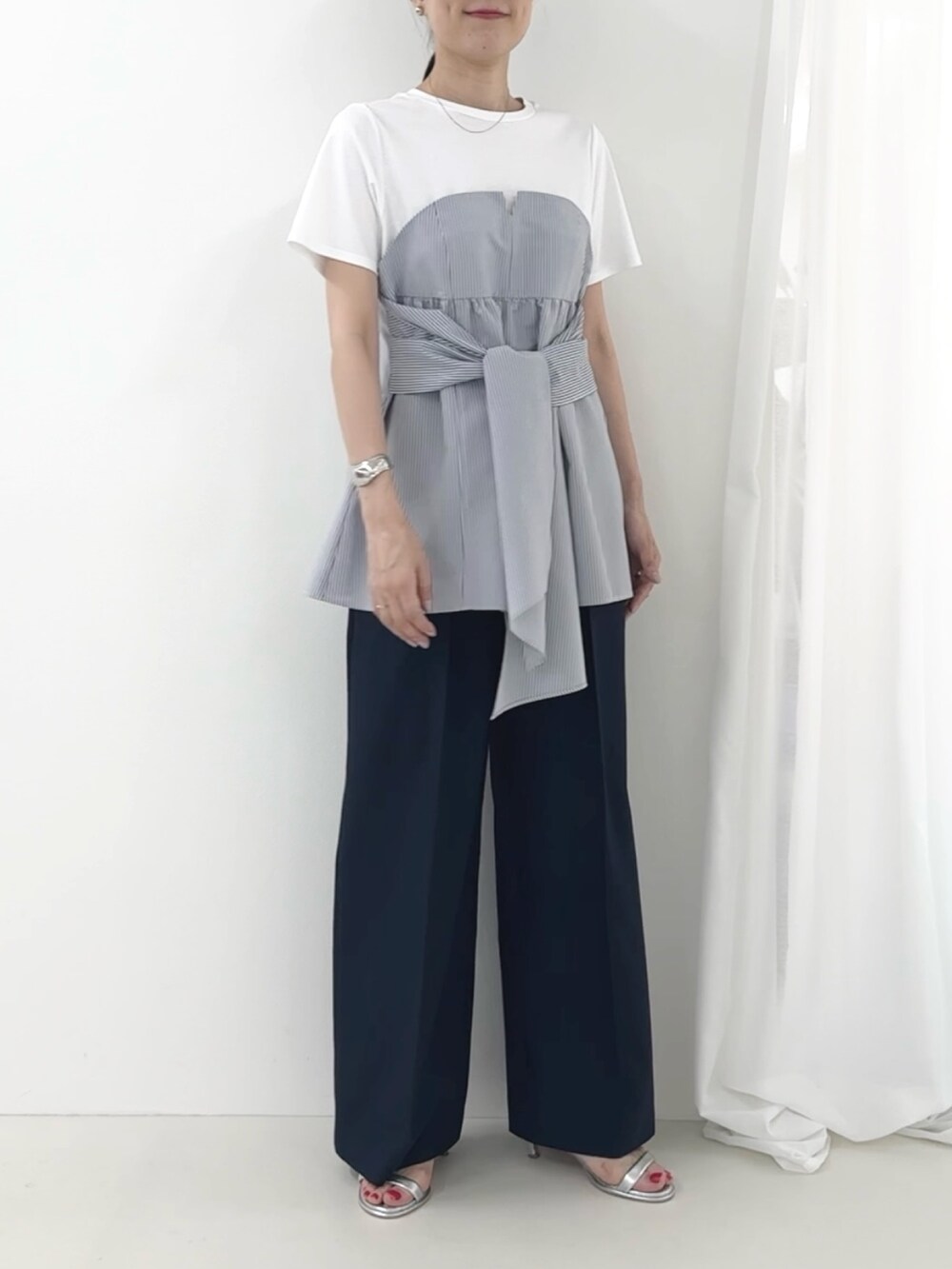 シルバー系のサンダル、ブルー系のその他パンツ、ブルー系のTシャツ/カットソーを着用したレディースの夏コーディネートの8枚目の写真