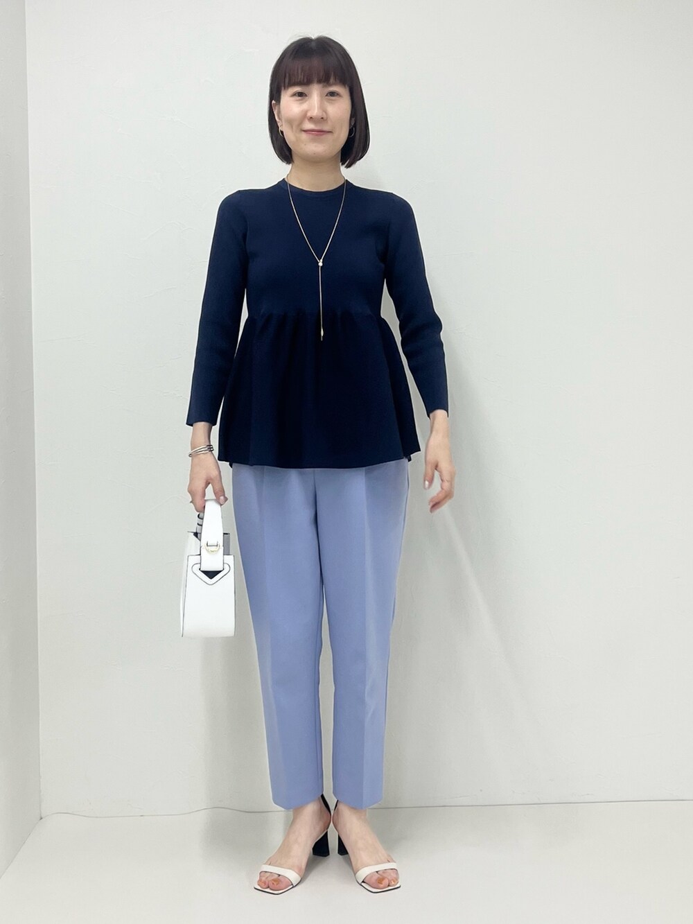 ブルー系のその他パンツ、ホワイト系のショルダーバッグ、ブルー系のニット/セーターを着用したレディースの冬コーディネートの5枚目の写真