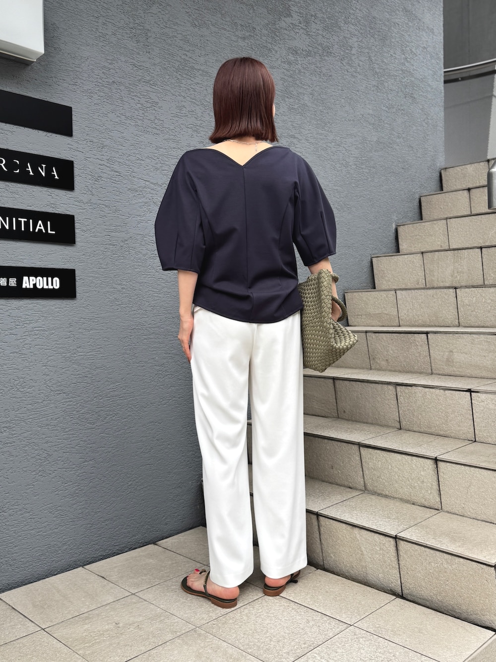 ブルー系のTシャツ/カットソー、ブラウン系のトートバッグ、ホワイト系のその他パンツを着用したレディースの春コーディネートの2枚目の写真