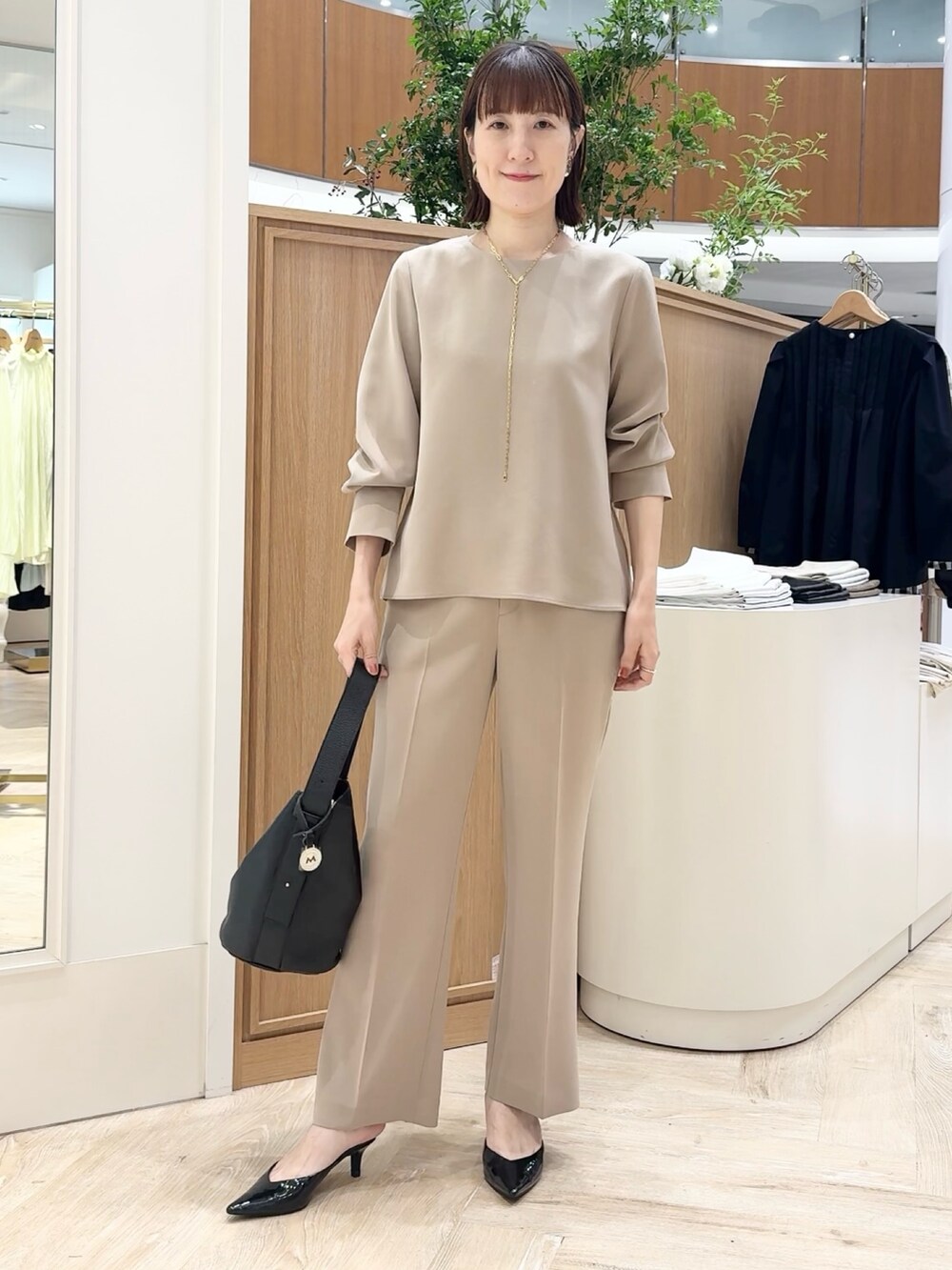 ブラック系のショルダーバッグ、ベージュ系のその他パンツ、ベージュ系のシャツ/ブラウスを着用したレディースの秋コーディネートの3枚目の写真