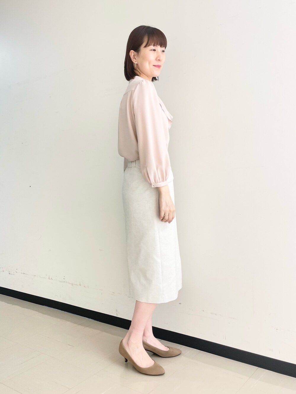 ベージュ系のスカート、ホワイト系のノーカラージャケット、ピンク系のシャツ/ブラウスを着用したレディースの春コーディネートの4枚目の写真